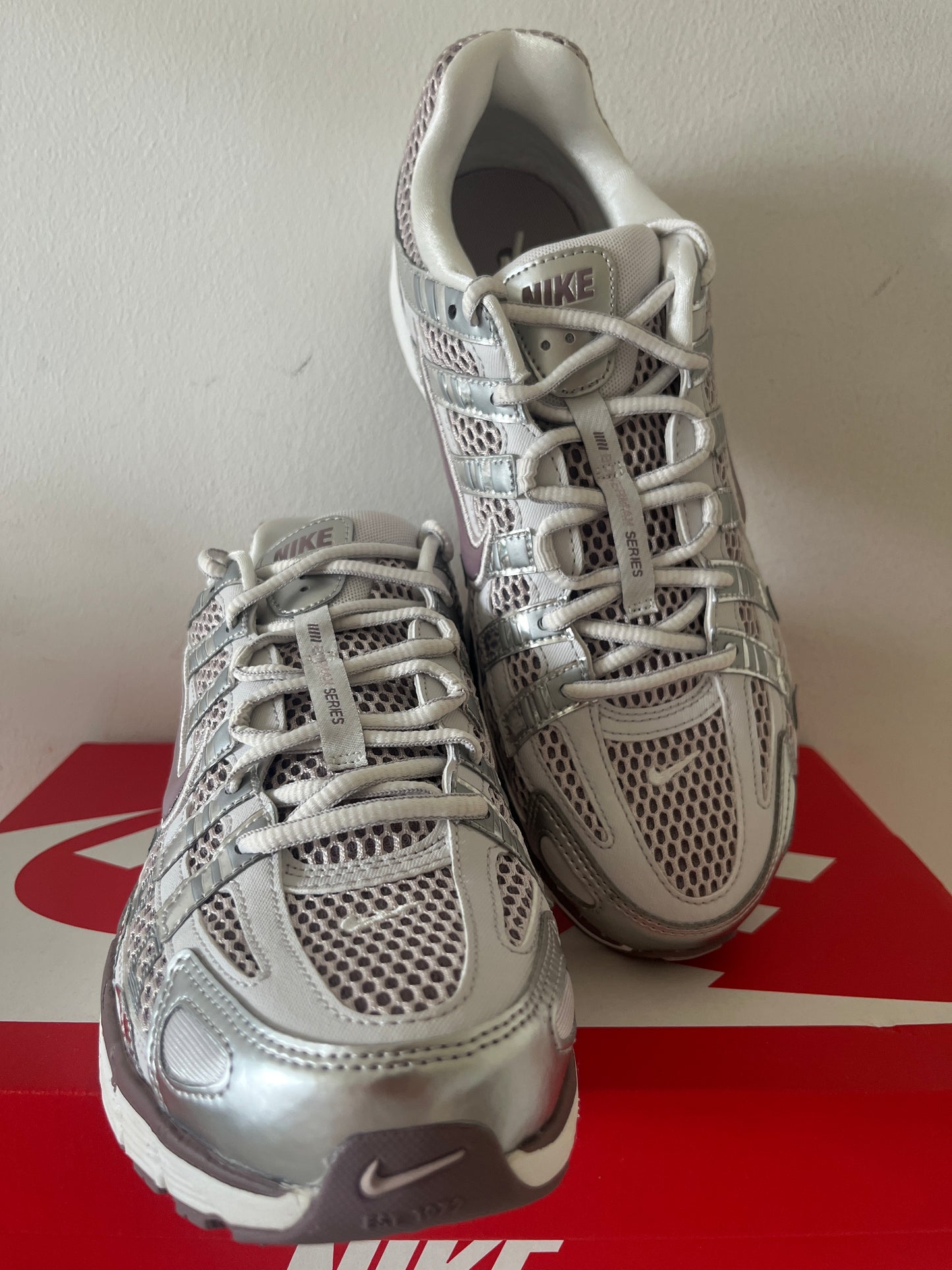 Nike P 6000 in Brombeere/weiss/grau/silber, Größe wählbar