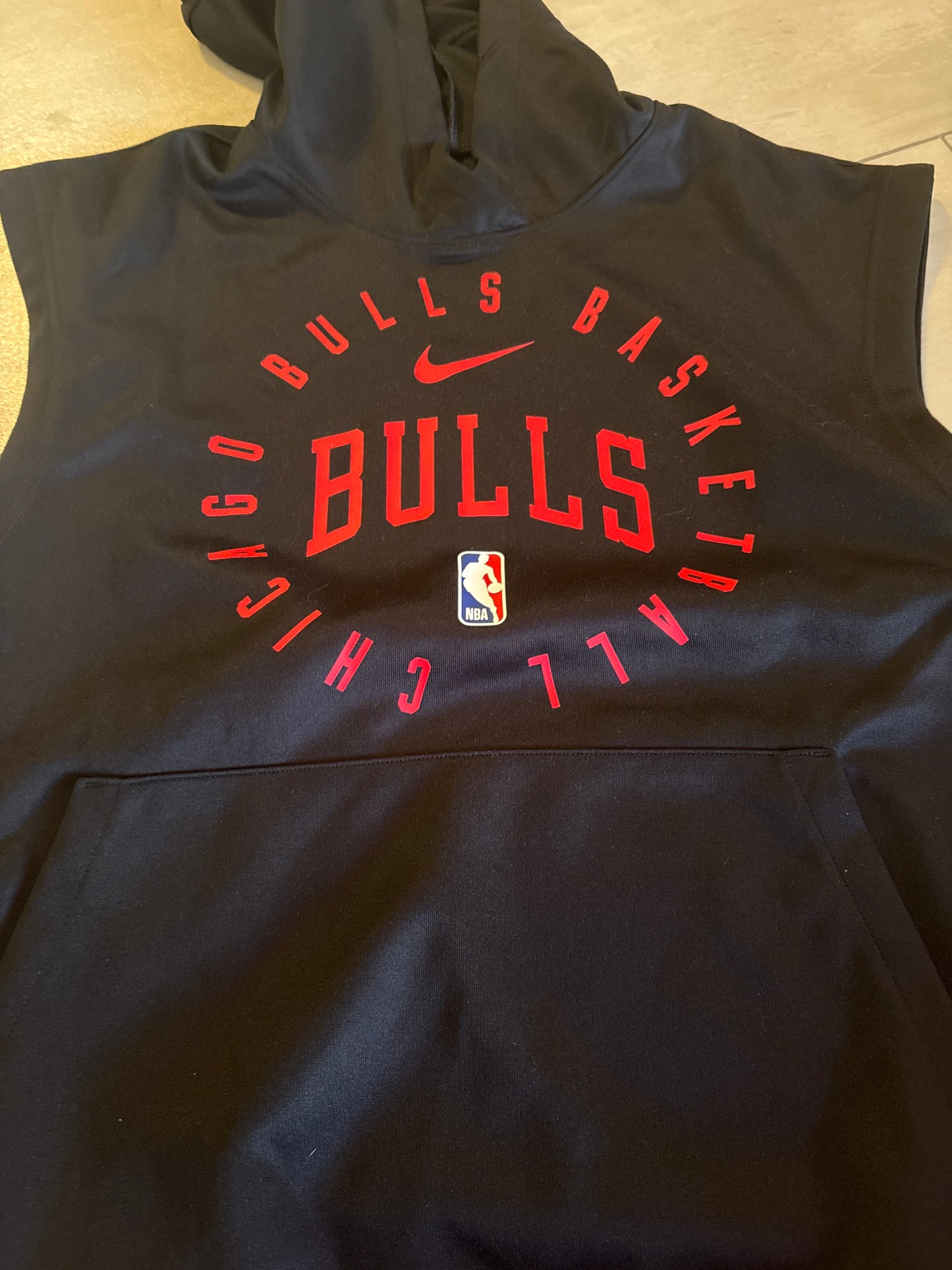 Nike NBA trägerloser Hoodie Chicago Bulls, schwarz/rot , in Größe L