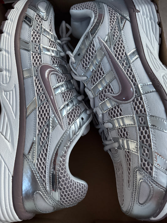 Nike P 6000 in Brombeere/weiss/grau/silber, Größe wählbar