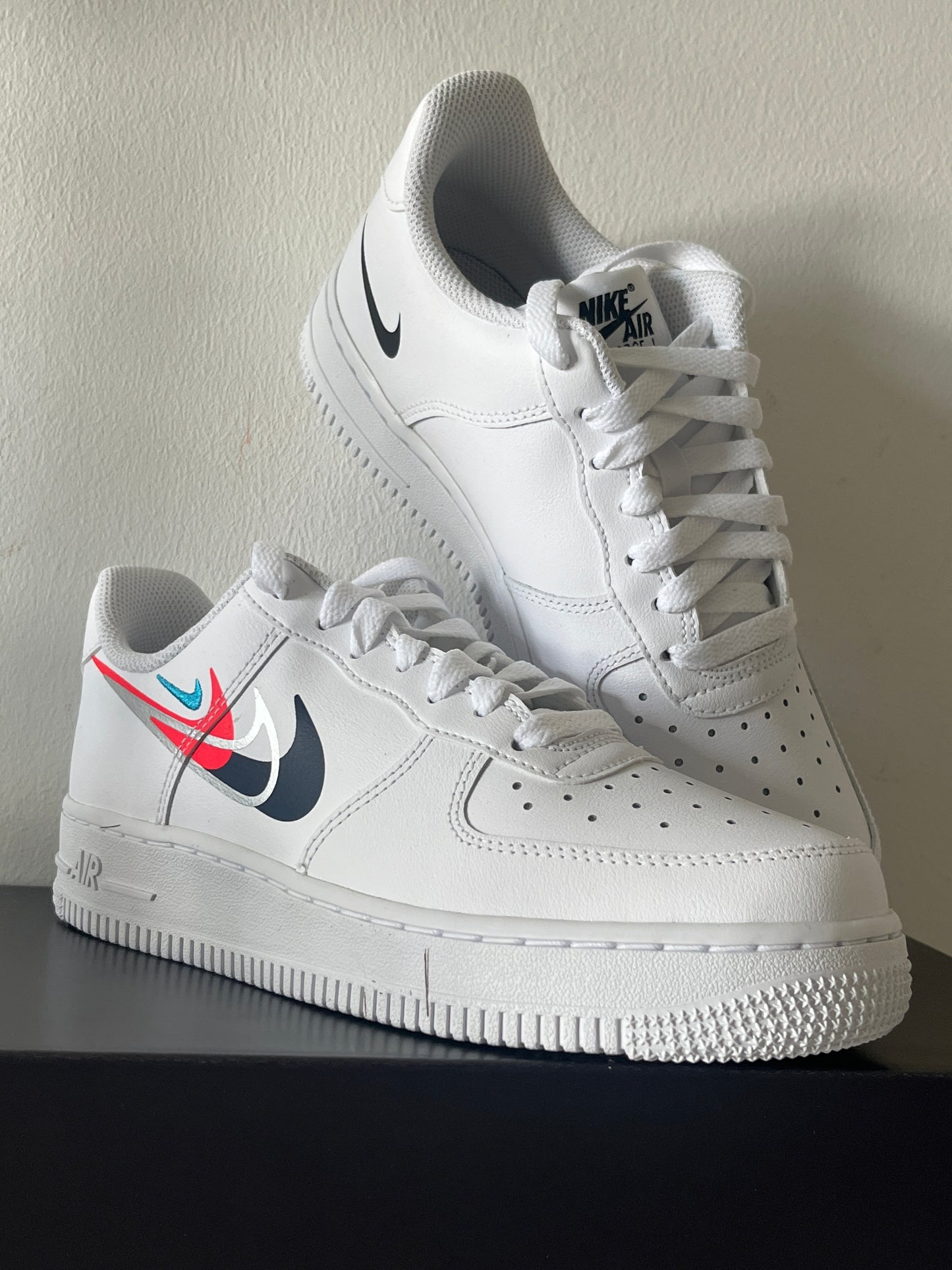 Nike Air Force 1 '07 in weiß/pink/blau/schwarz, Größe 38