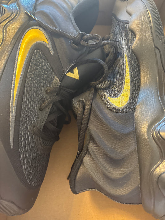 Nike Giannis Immortality 4, in schwarz/gold, Größe 43