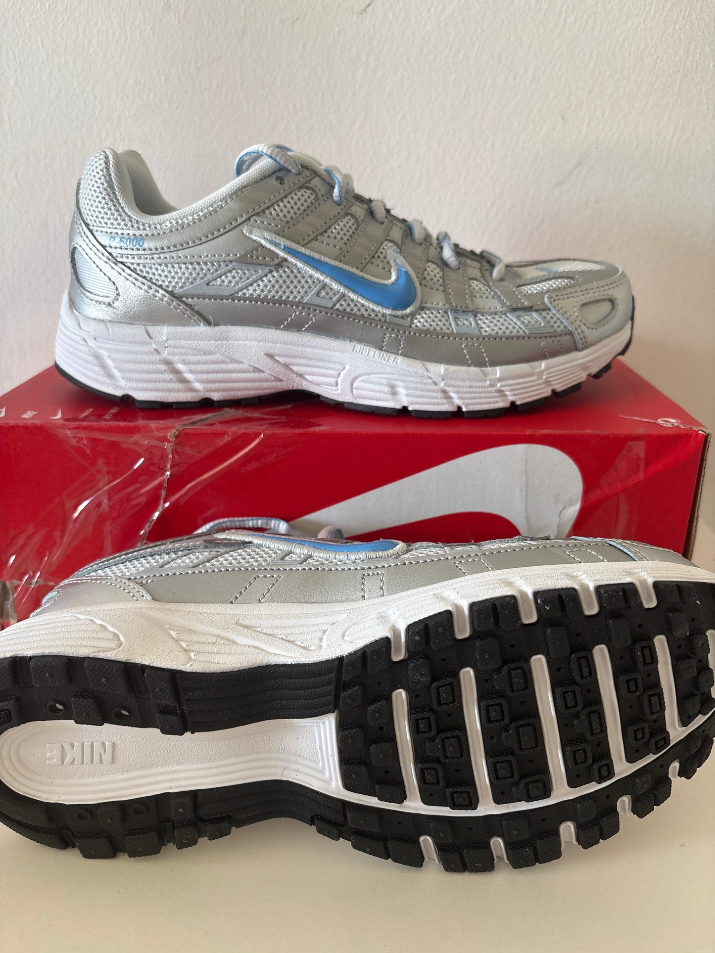 Nike P-6000 in grau/silber/hellblau, Größe 38