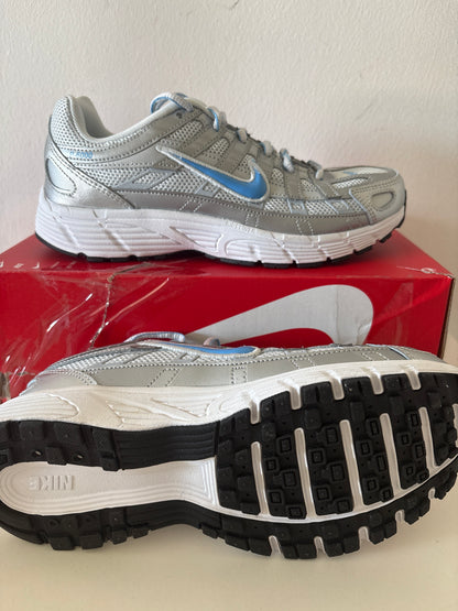 Nike P-6000 in grau/silber/hellblau, Größe 38