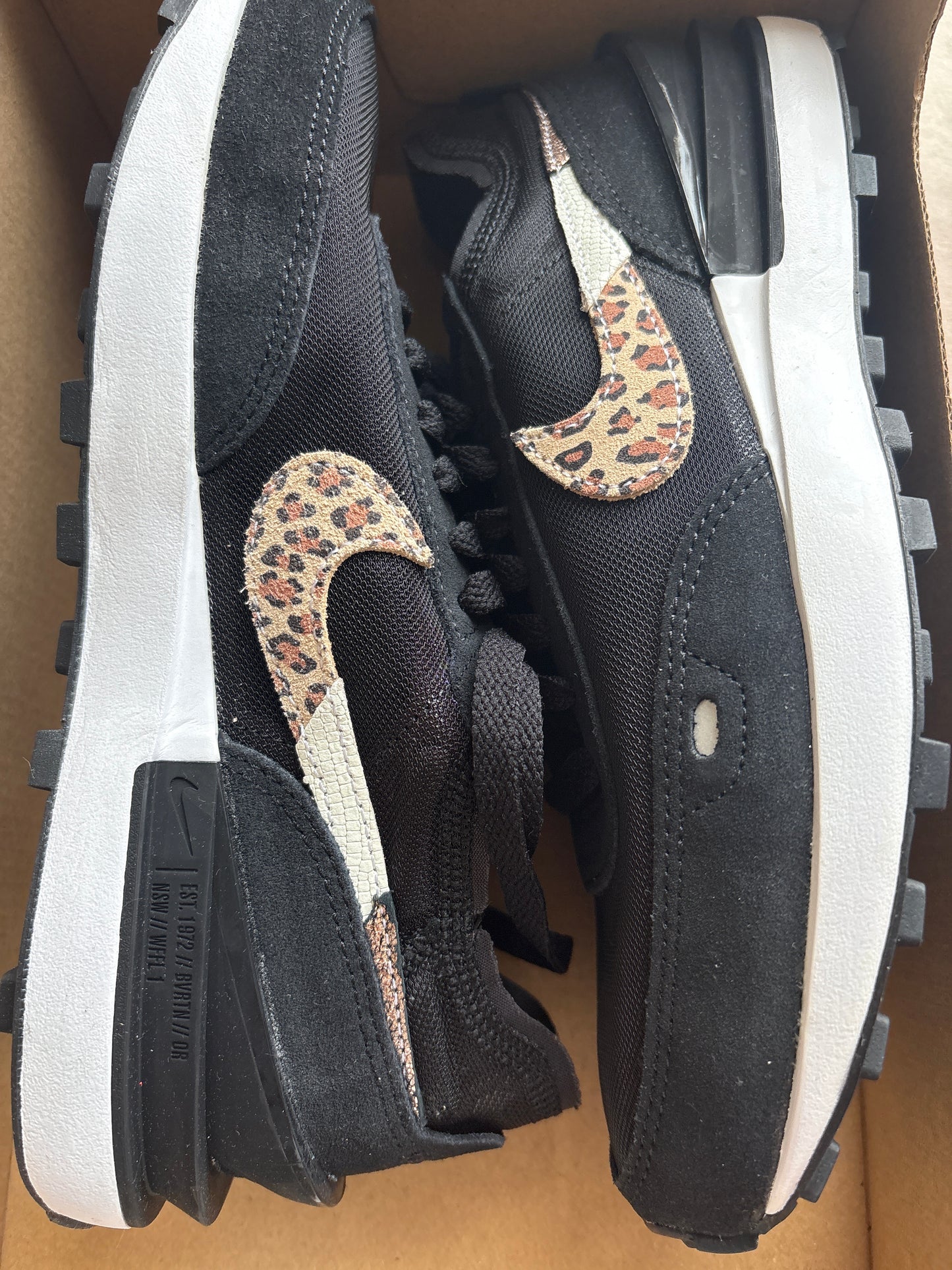 Nike Waffle Debut in schwarz/weiss/tiger, Gr. 39