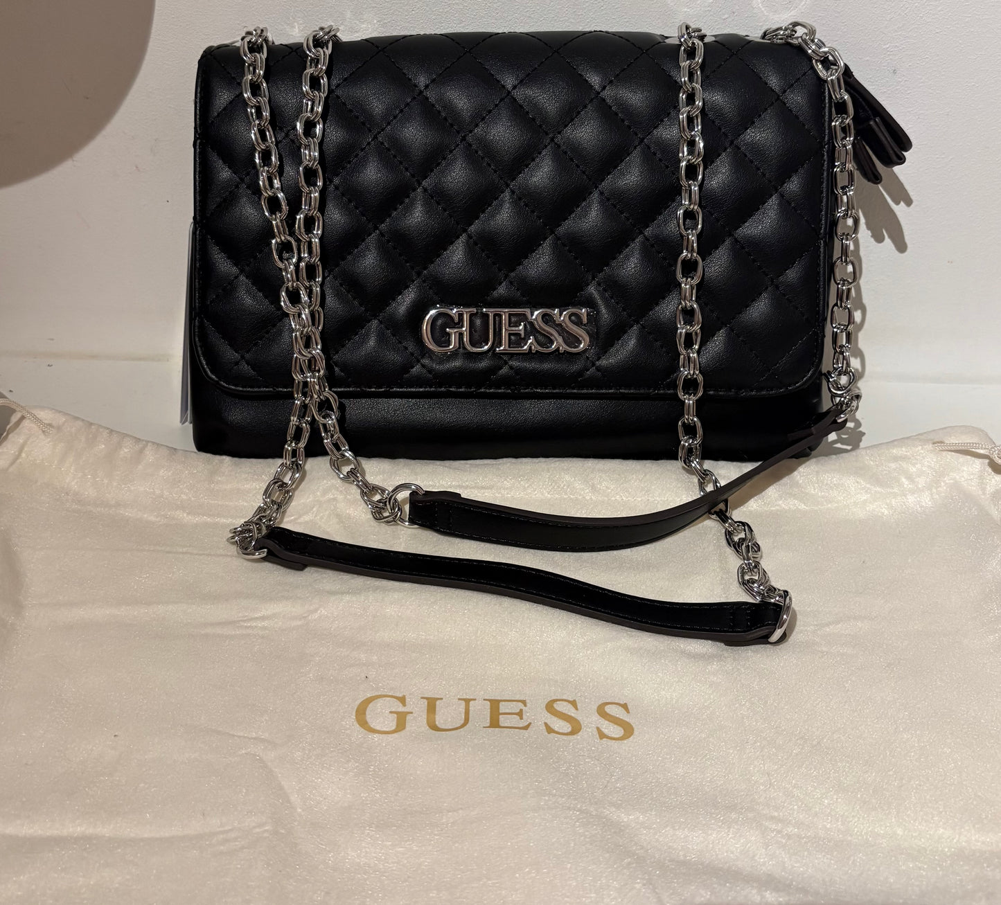 Guess Umhängetasche Alazne in schwarz