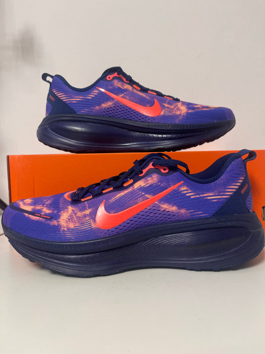 Nike Vomero 18 in lila/orange, Größe 46