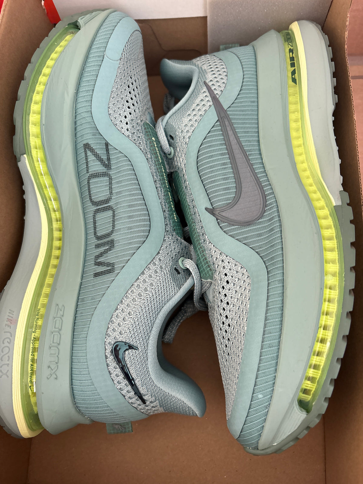 Nike Pegasus Premium, Größe 41 in türkis/gelb