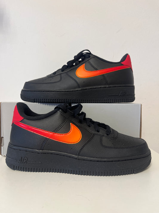 Nike Air Force 1, schwarz/rotorange, Größe 38,5
