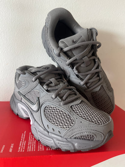 Nike V5 RNR in Grautönen, Größe 38,5