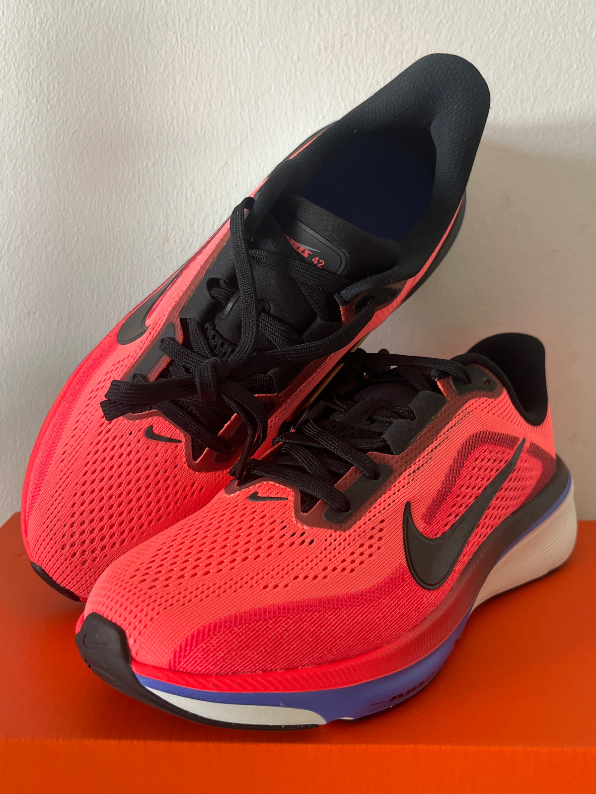 Nike Air Zoom Pegasus 42 in neonpink/blau/weiß/schwarz, Größe 39