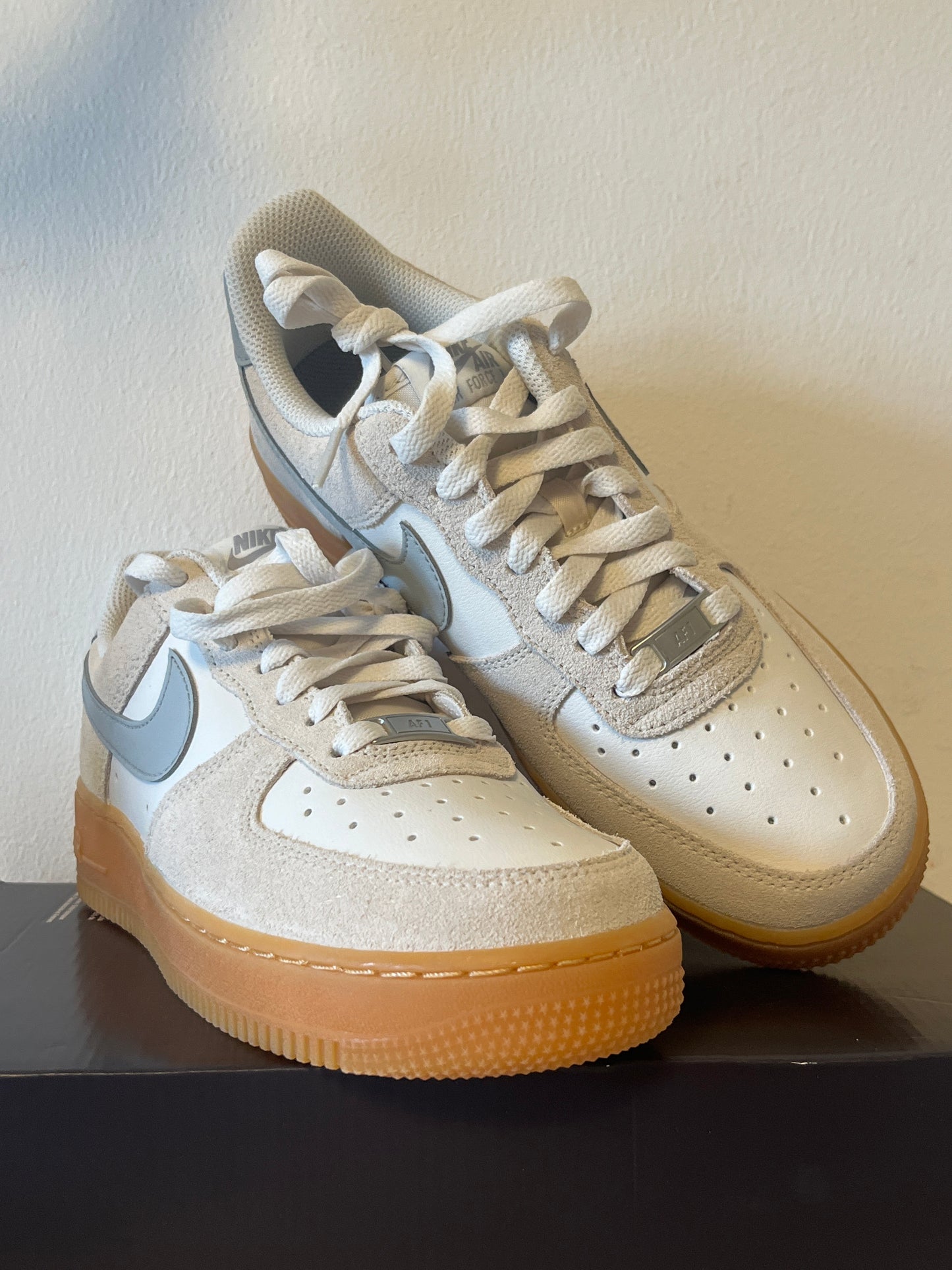 Nike Air Force 1 '07 LV8 in weiß/creme/hellblau/hellbraun, mit Wildleder, Größe 38,5