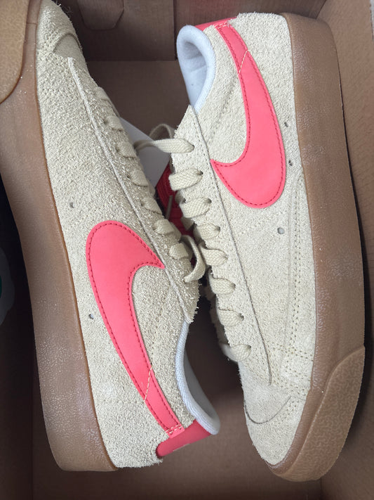 Nike Blazer low, Ocker/rosa, Größe 42
