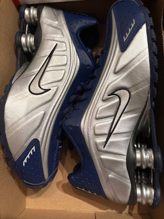 Nike Shox R4 in Silber/dunkelblau/schwarz, Größe 38