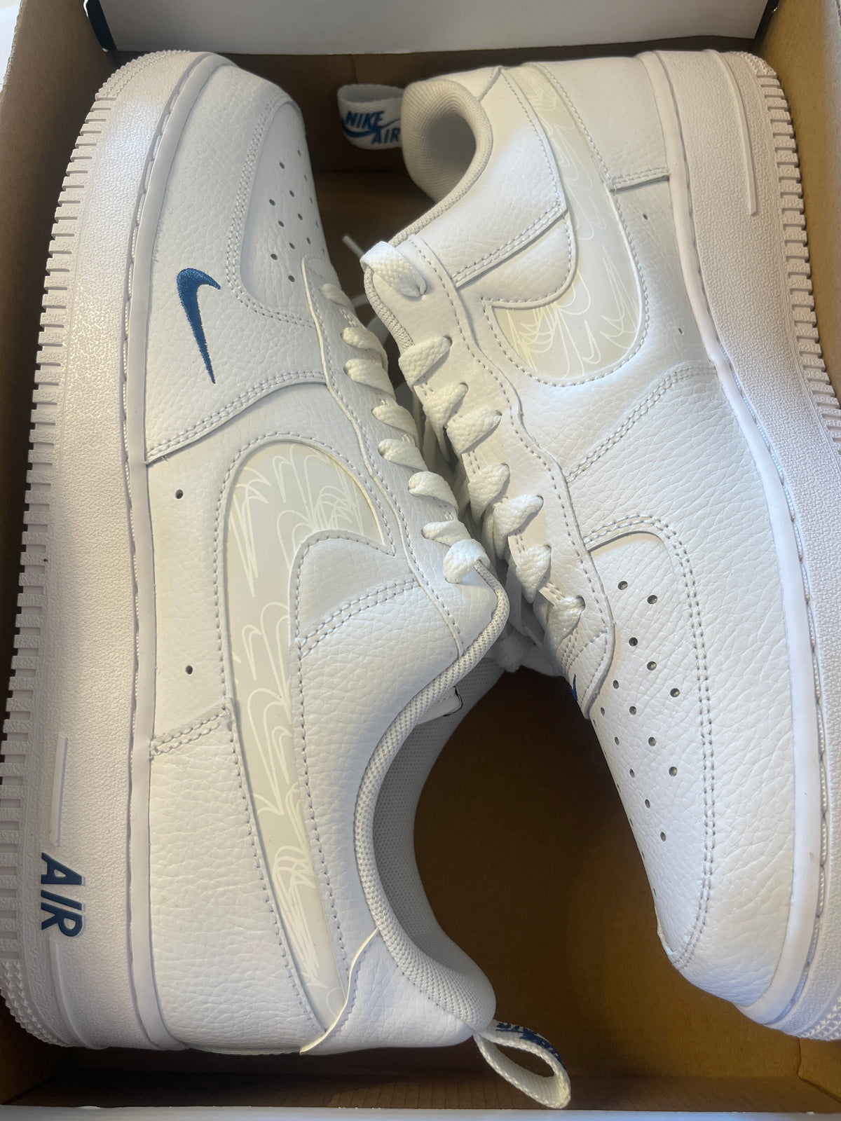 Nike Air Force 1 '07 in weiß/blau mit Muster auf Swoosh, Größe wählbar