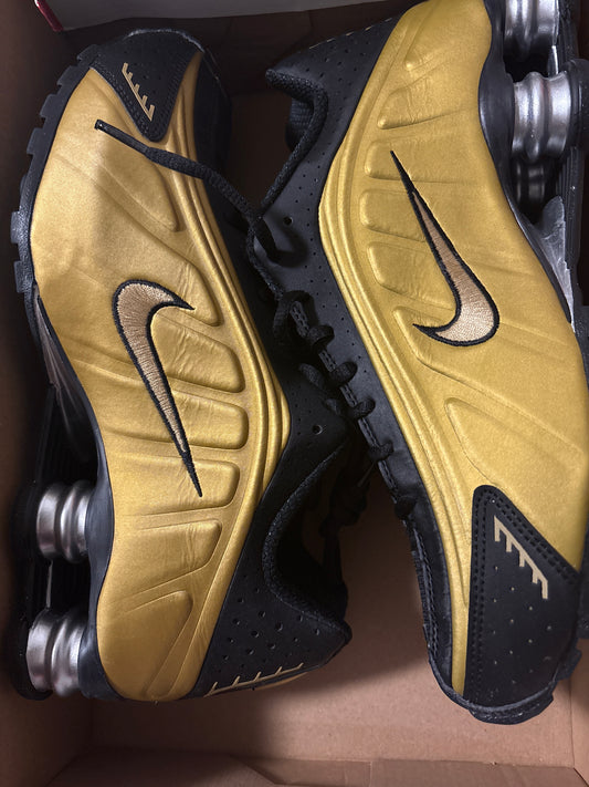 Nike Shox R4 in gold/schwarz, Größe 42