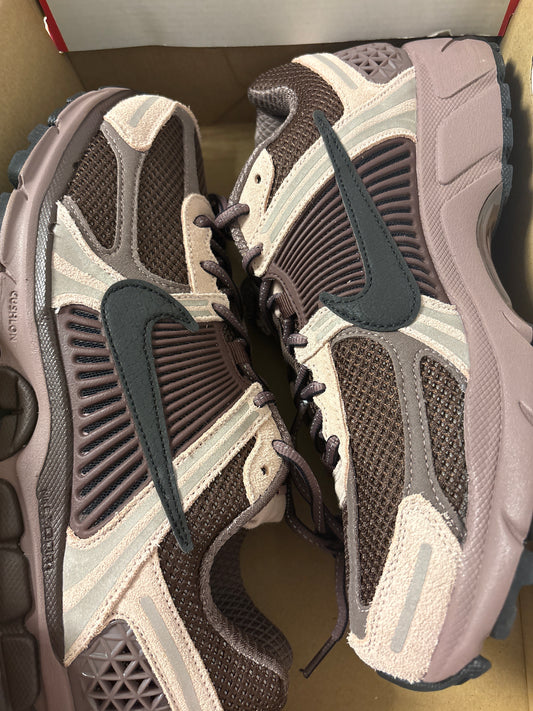 Nike Zoom Vomero 5 in weinrot/braun/schwarz, Größe 45,5