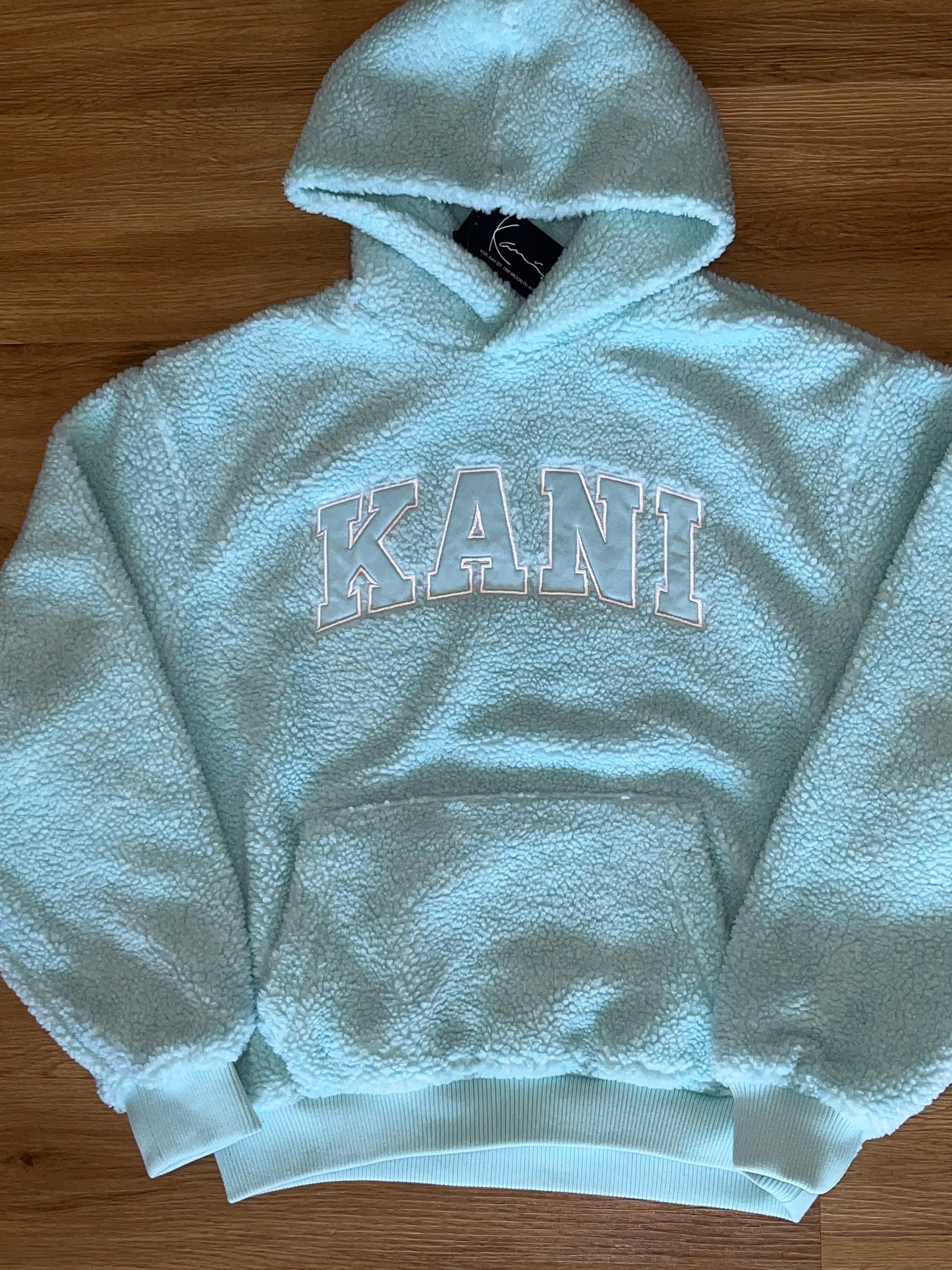 Karl Kani Plüsch Hoodie in hellblau mit großem Schriftzug, Größe M