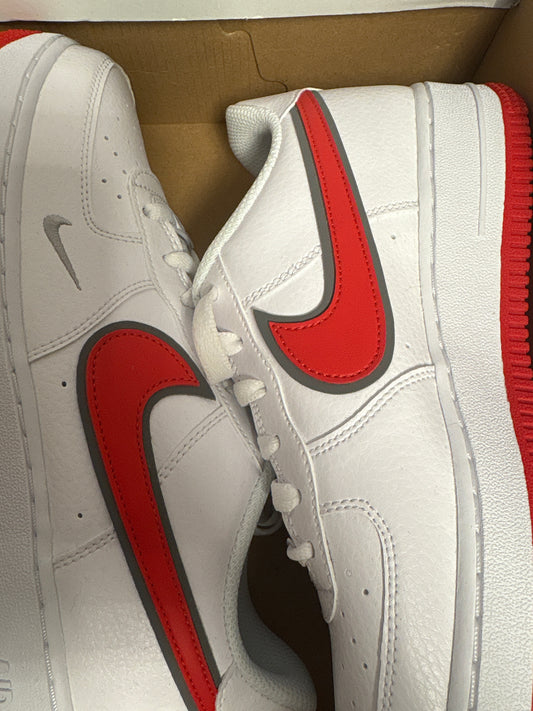Nike Air Force 1 weiss/rot, rote Sohle, Größe 39