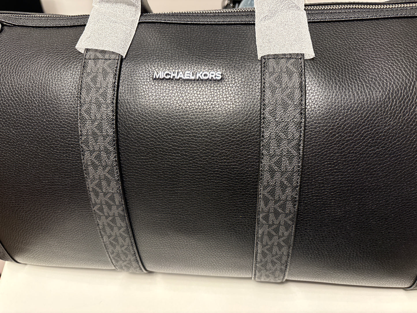 Michael Kors Weekender in schwarz