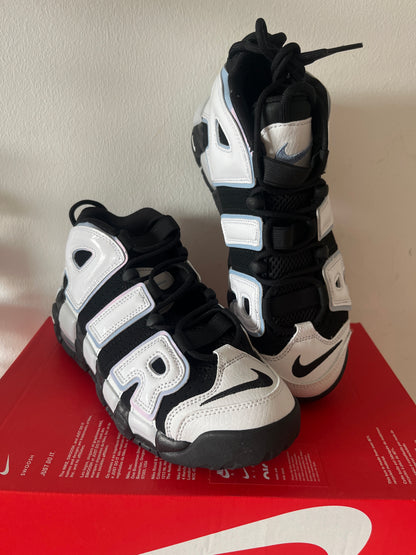 Nike Air More Uptempo in schwarz/weiß/pearl-Effekt, Größe 39