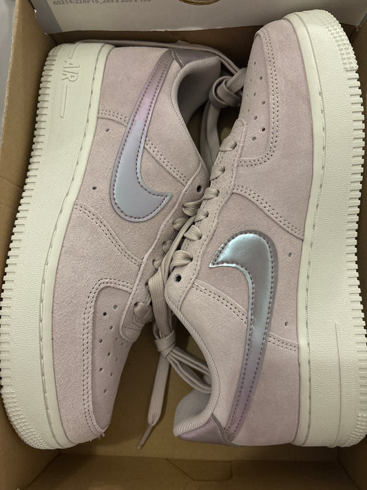 Nike Airforce 1 in hellflieder Logo glänzend, Größe wählbar
