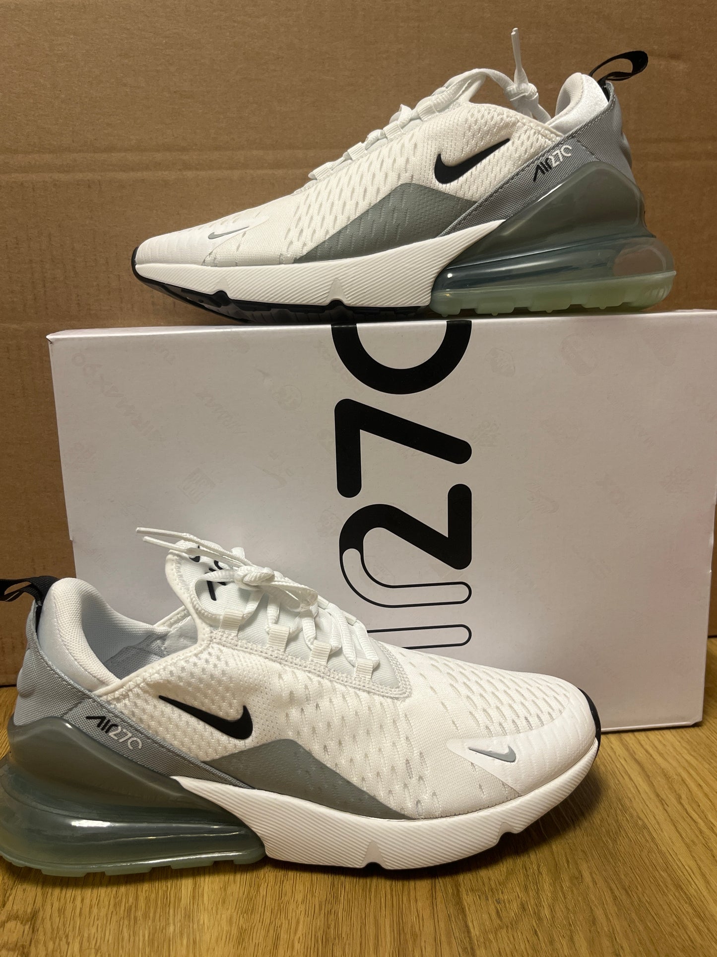 Nike Air Max 270 in weiß/grau/schwarz, Größe wählbar
