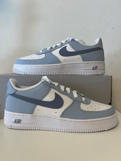 Nike Air Force 1 in weiß/blautöne, Größe 38