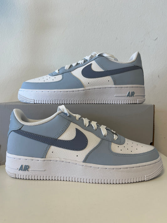 Nike Air Force 1 in weiß/blautöne, Größe 38