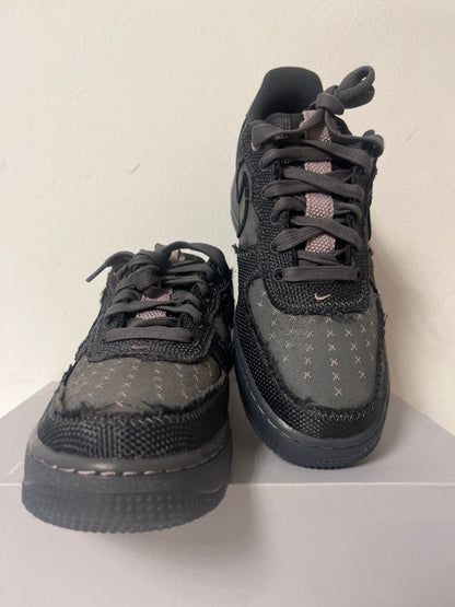 Nike Air Force 1 '07 in Grautönen mit rosa Details , Größe 38,5