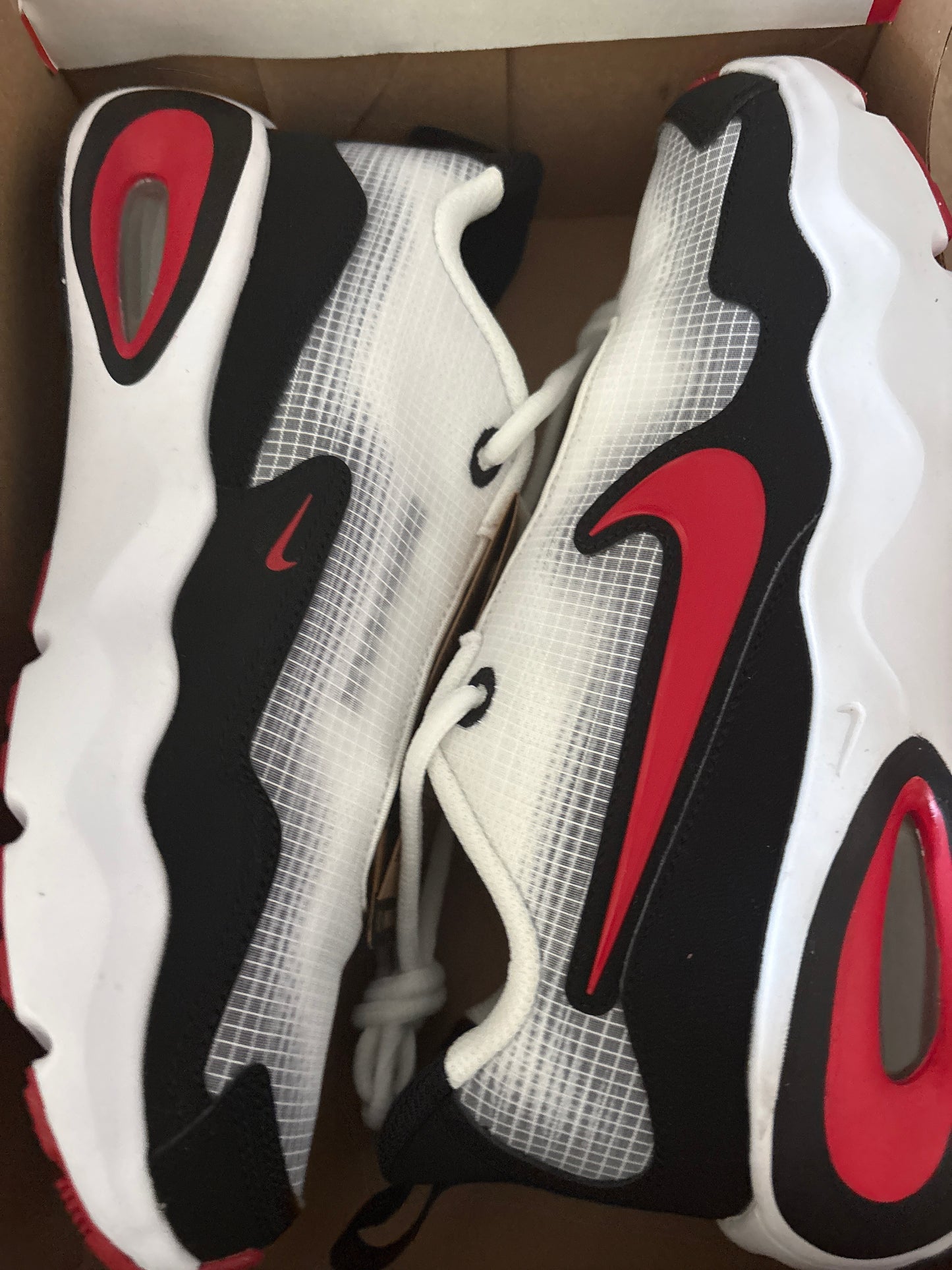 Nike Air Max Nova in weiss/rot/schwarz, Gr. 38,5