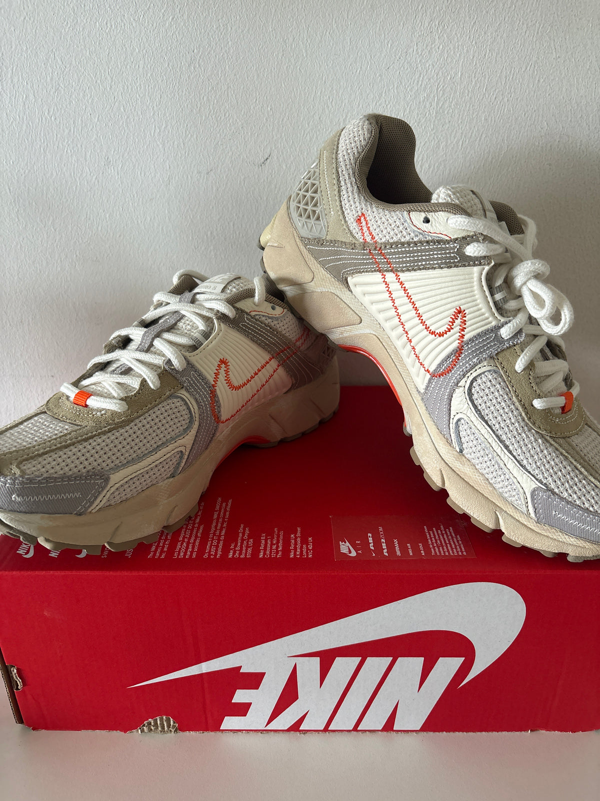 Nike Zoom Vomero 5 in grau/orange, Größe 42