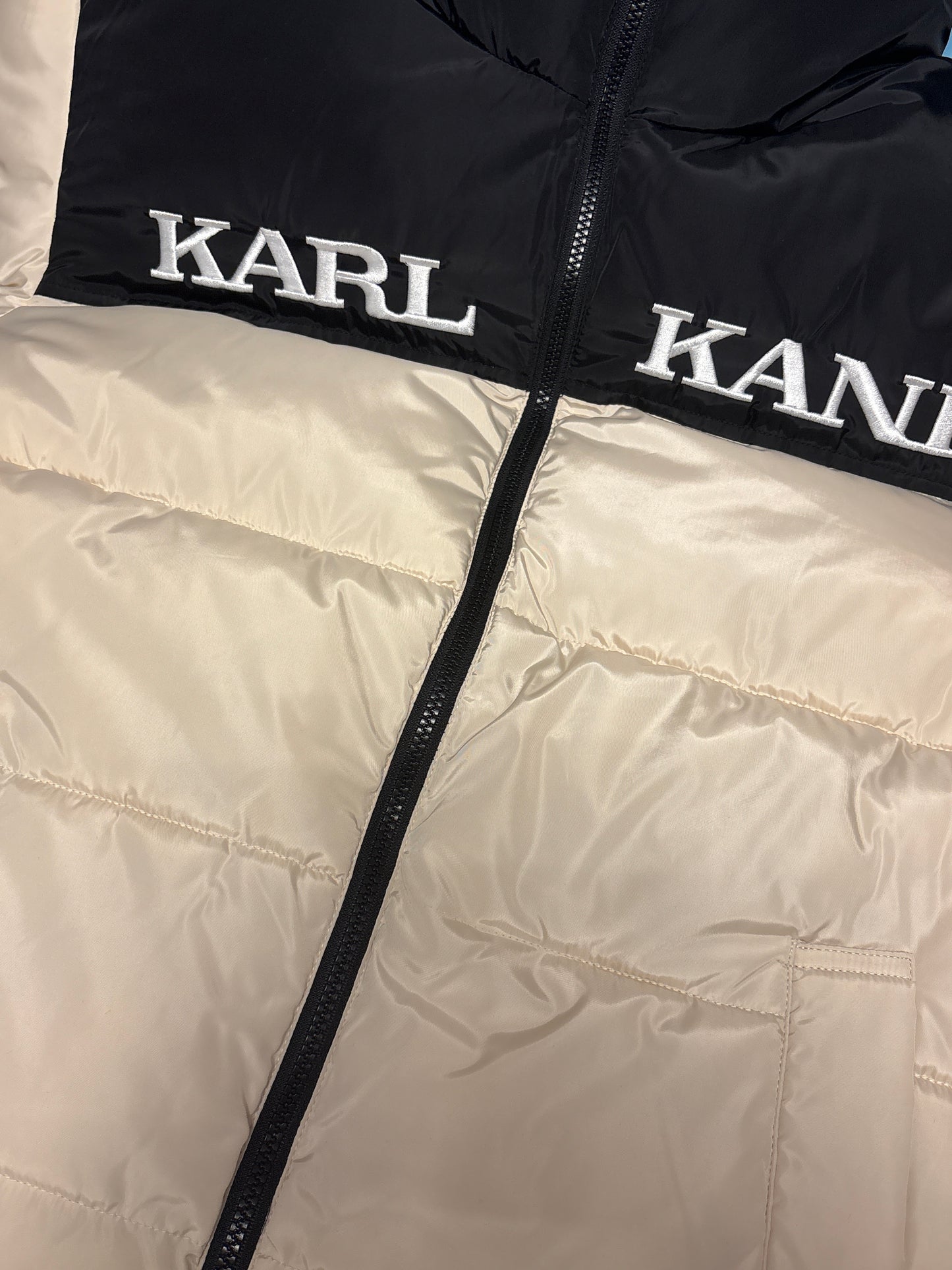 Karl Kani Winterjacke in creme/schwarz, Größe XL