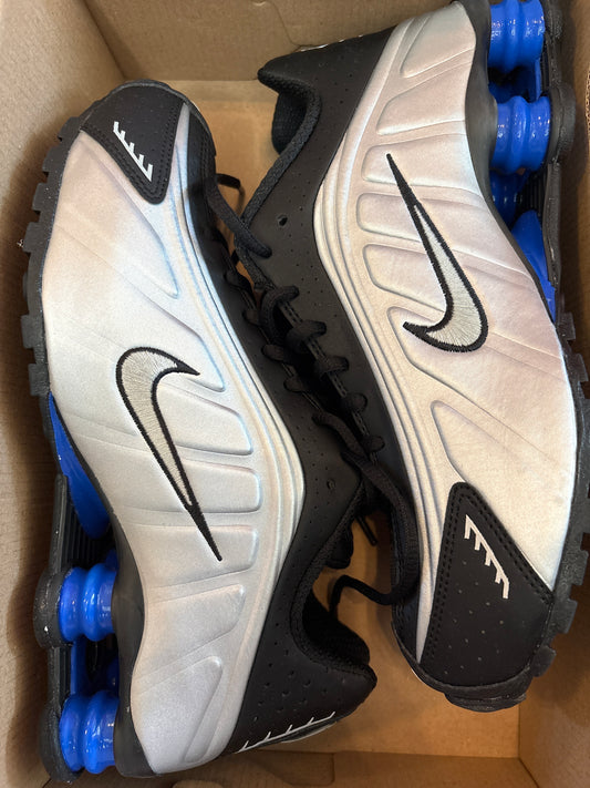 Nike Shox R4 in Silber/schwarz/blau, Größe 40
