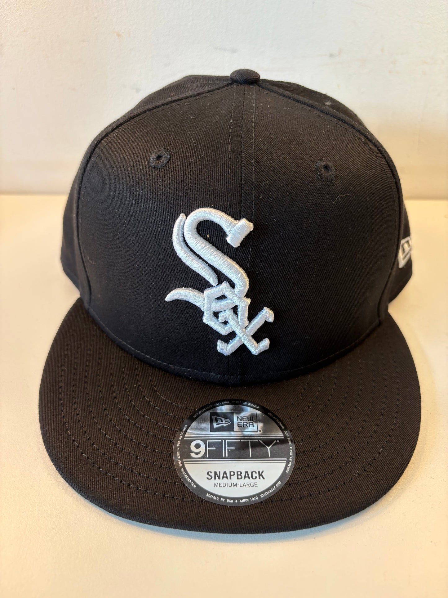 New Era Snapback Cap Chicago White Sox in schwarz/weiss, Größe wählbar