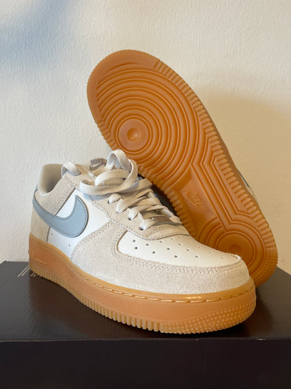 Nike Air Force 1 '07 LV8 in weiß/creme/hellblau/hellbraun, mit Wildleder, Größe 38,5