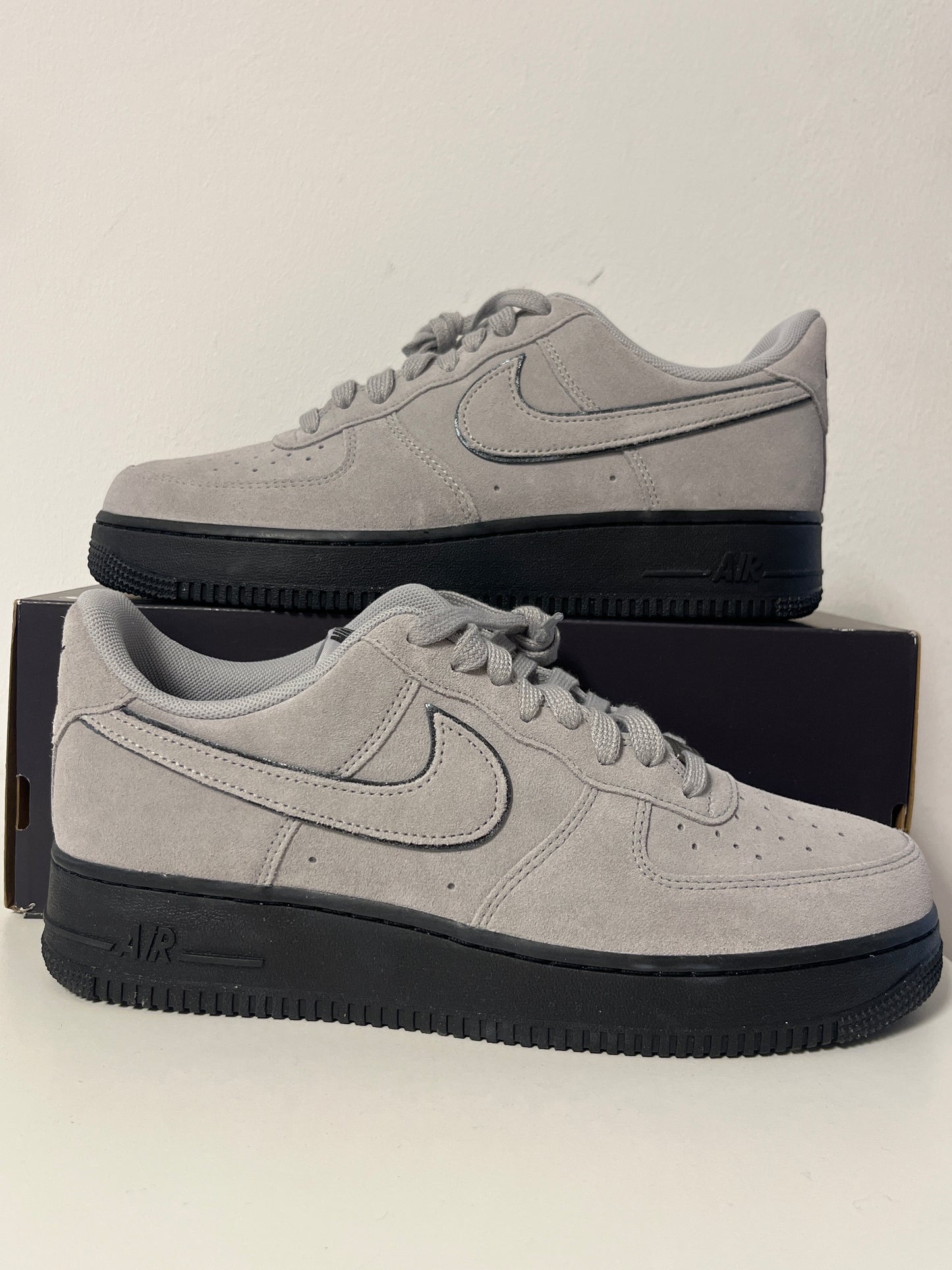 Nike Air Force 1 '07 LV8 in grau/schwarz, Größe 44