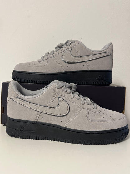 Nike Air Force 1 '07 LV8 in grau/schwarz, Größe 44