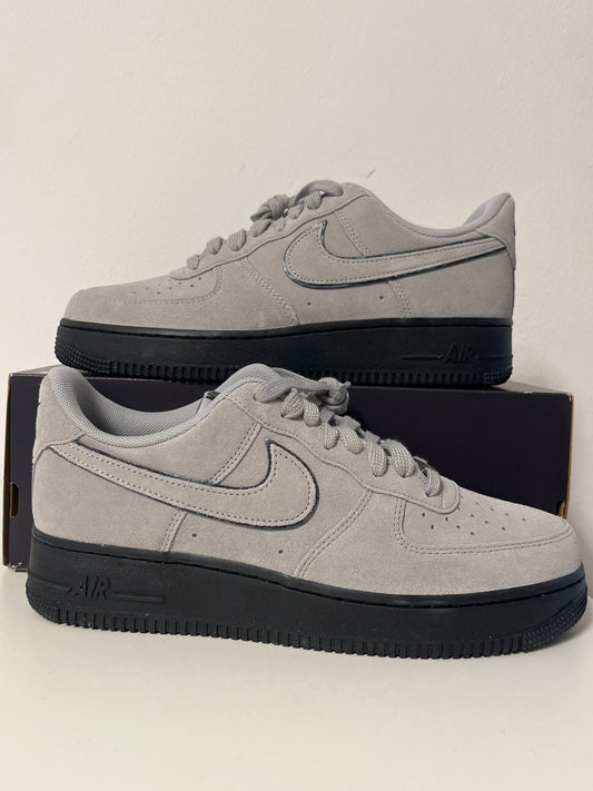 Nike Air Force 1 '07 LV8 in hellgrau/schwarz aus Wildleder, Größe 44