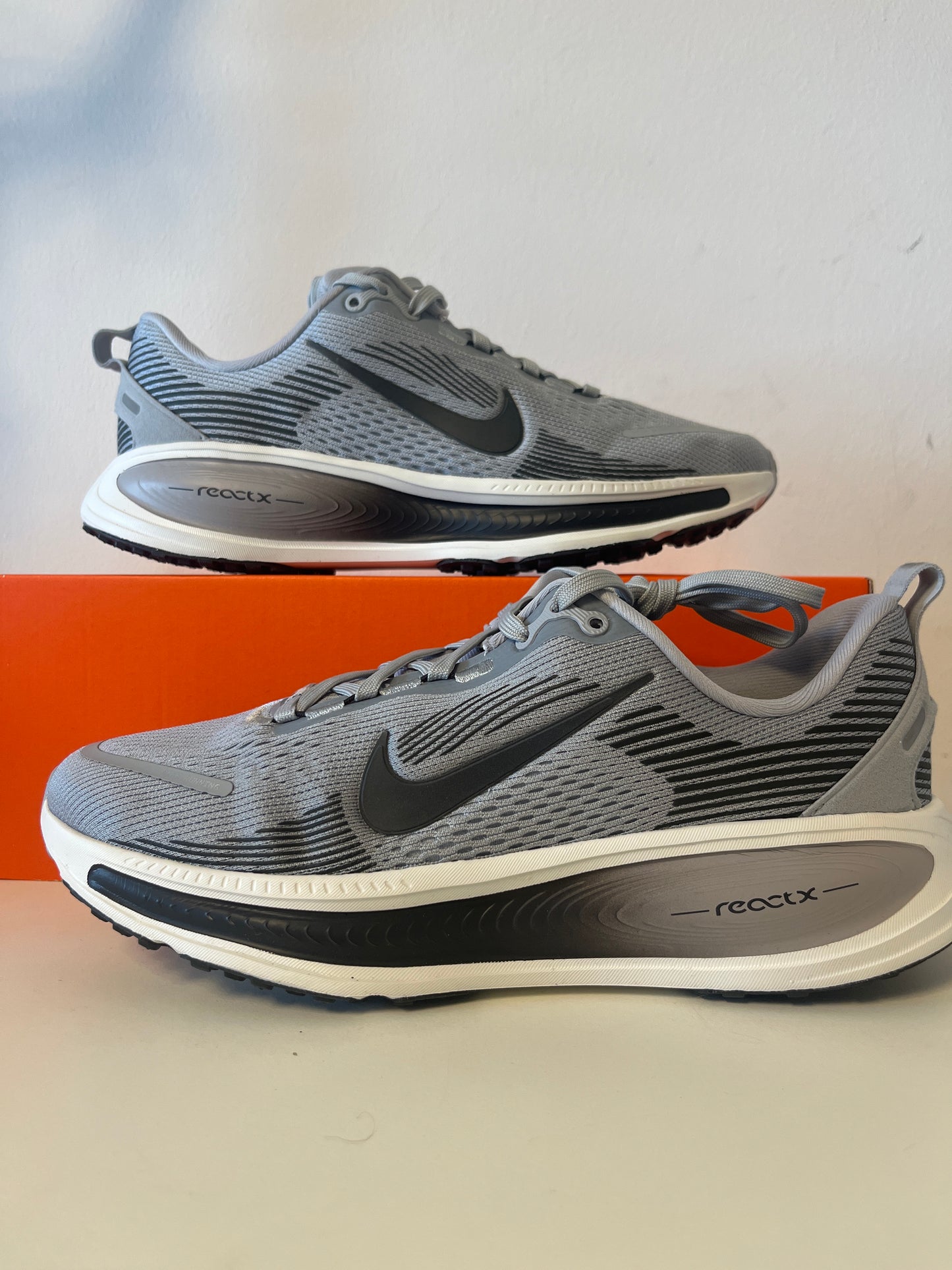 Nike Vomero 18 in grau/schwarz, Größe 38,5