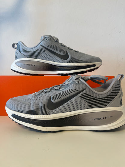 Nike Vomero 18 in grau/schwarz, Größe 38,5