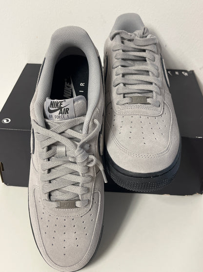 Nike Air Force 1 '07 LV8 in grau/schwarz, Größe 44