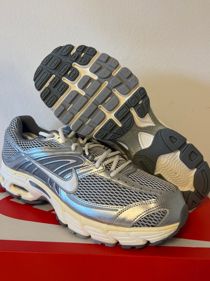 Nike Air Max Moto 2K in grau/silber/weiß, Größe 48,5