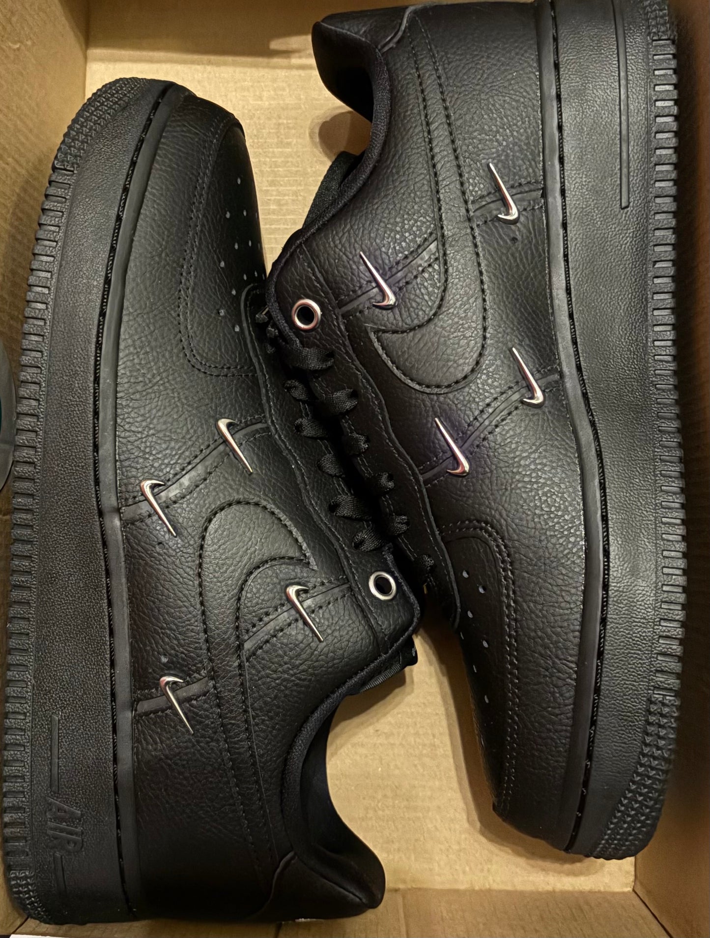 Nike Air Force 1 schwarz/mit silbernen Nike Logos, Größe 41