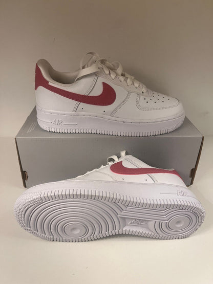 Nike Airforce 1 ´07 in weiss mit Brombeerfarbenem Logo Größe 35,5