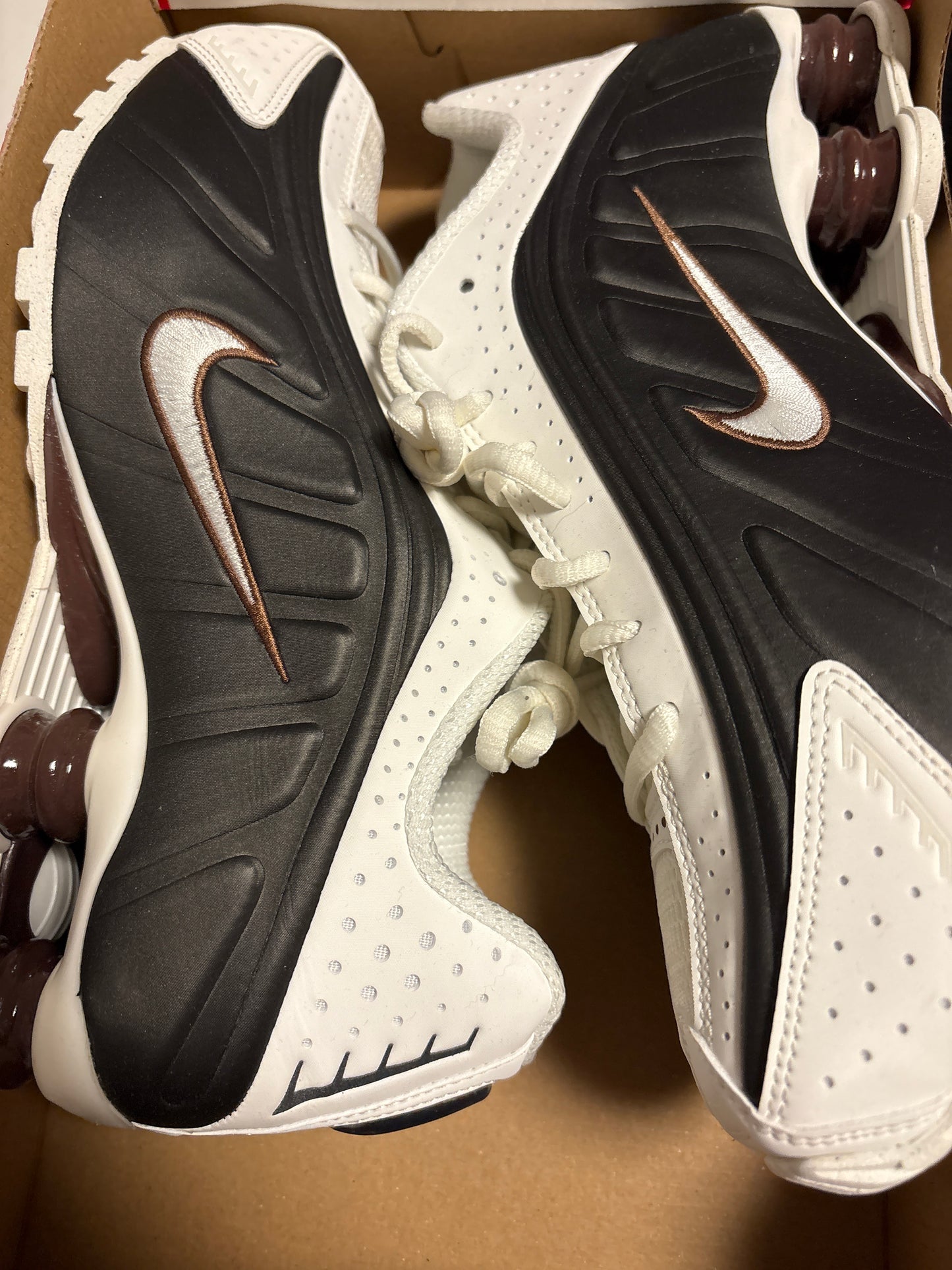 Nike Shox R4 in weiss/schwarz/braun, Größe wählbar