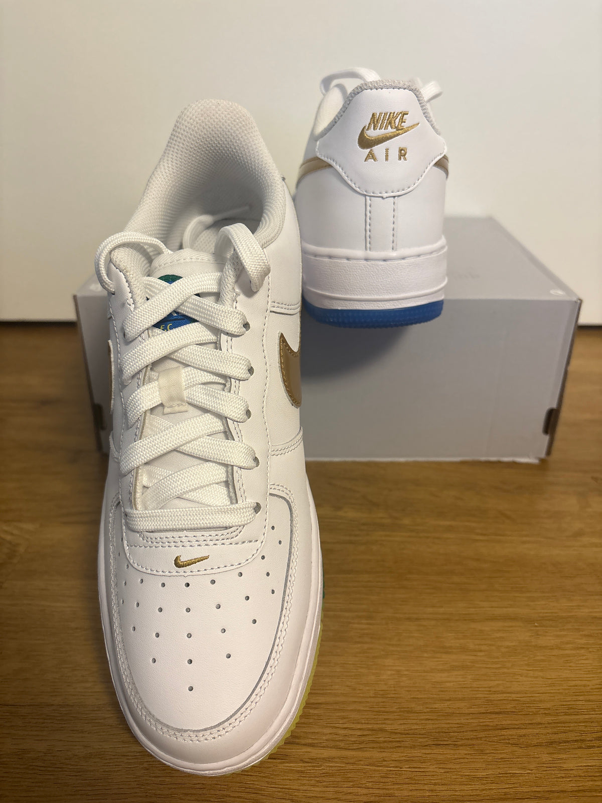 Nike Air Force 1 in weiß/verschiedene Farben, Größe 39