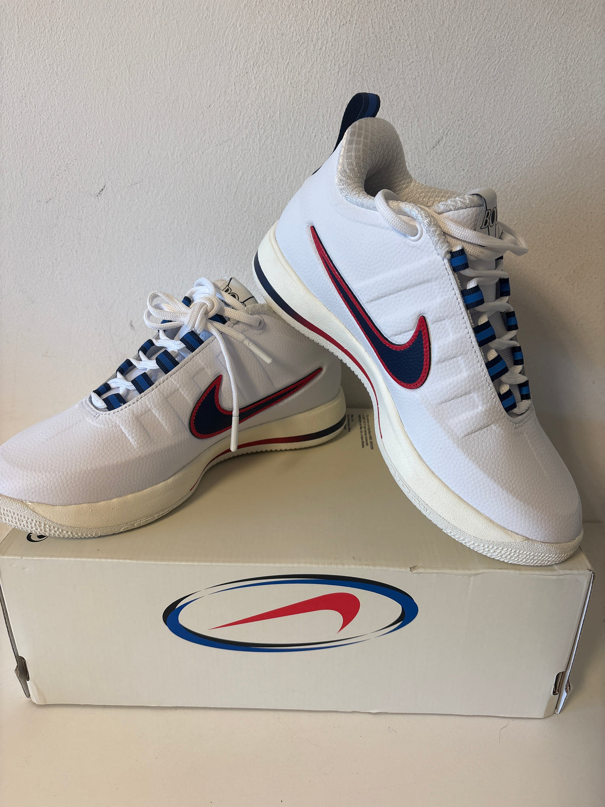 Nike Book 2 NRG, in weiß/blau/rot, Größe wählbar