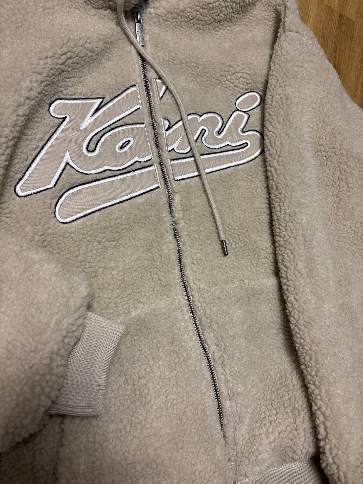 Karl Kani Plüsch Jacke, Größe L, beige mit großem Schriftzug