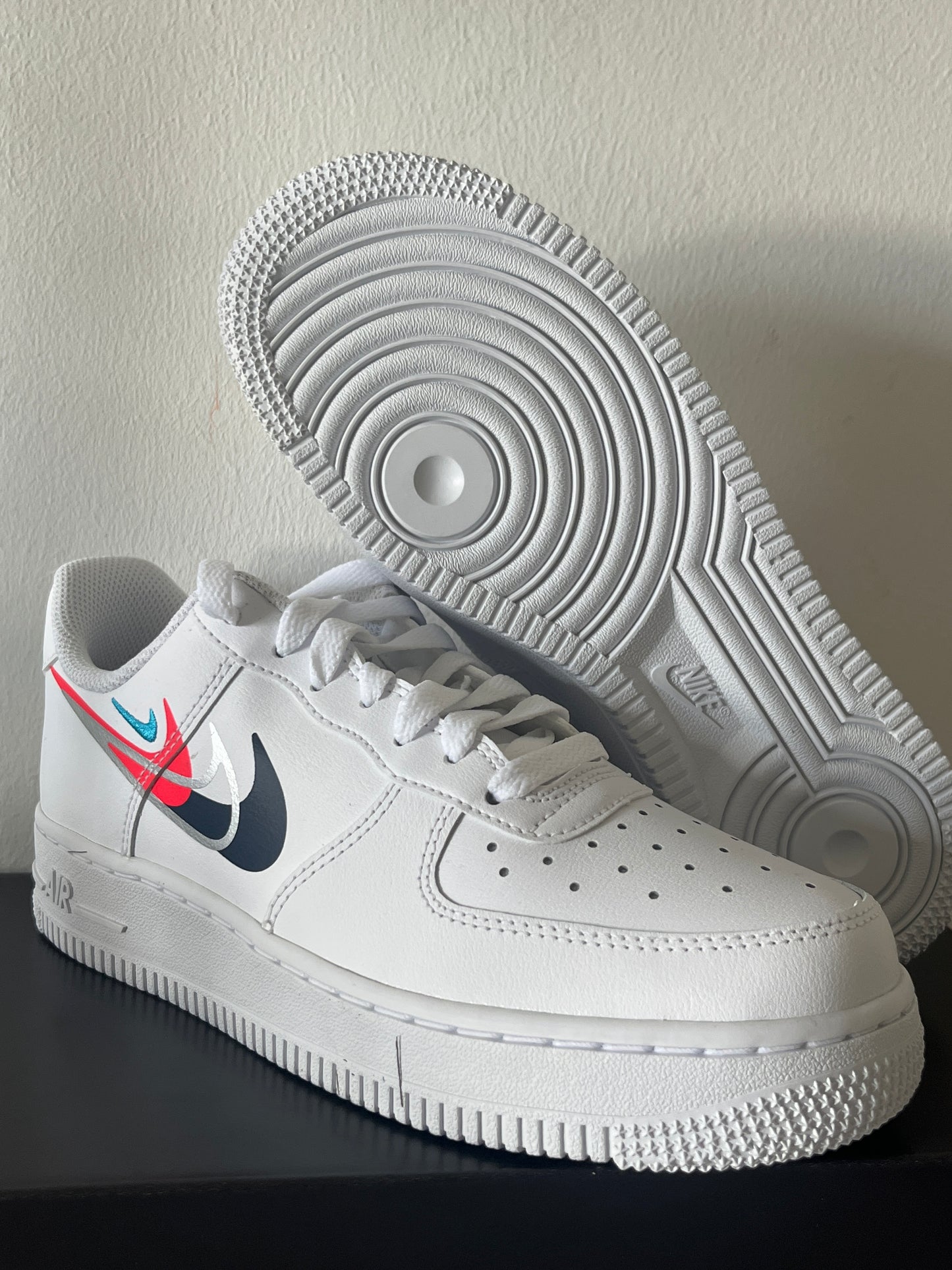 Nike Air Force 1 '07 in weiß/pink/blau/schwarz, Größe 38