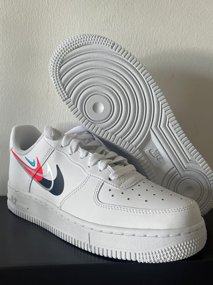 Nike Air Force 1 '07 in weiß/pink/blau/schwarz, Größe 38